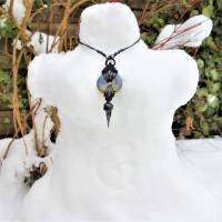 Makramee Halskette in schwarz mit Labradorit- Donut und - Perlen + schwarzem Vogel-Messing-Schädel Bild 2