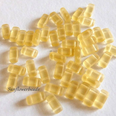 40 Glasperlen rechteckig mit zwei Fädellöchern - topas matt