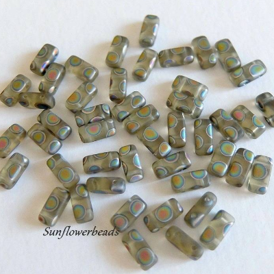 40 Glasperlen rechteckig mit zwei Fädellöchern - topas matt mit peacock Muster