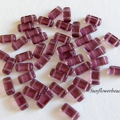 40 Glasperlen rechteckig mit zwei Fädellöchern - amethyst