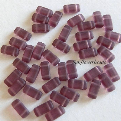 40 Glasperlen rechteckig mit zwei Fädellöchern - amethyst matt