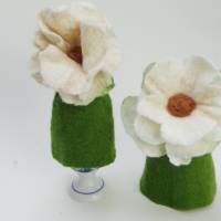 1 Eierwärmer weiße Filzblume, Tischdekoration handgefilzt, Eierhütchen, Filzblüte, Wohndekoration Bild 3