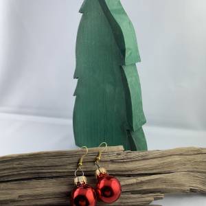 2cm, glänzende, rote Weihnachtskugel-Ohrringe "X-Mas" aus Glas * Weihnachtsohrringe * Weihnachtskugelohrringe * Bild 1