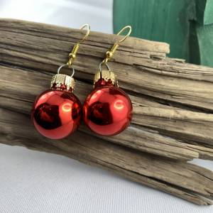 2cm, glänzende, rote Weihnachtskugel-Ohrringe "X-Mas" aus Glas * Weihnachtsohrringe * Weihnachtskugelohrringe * Bild 2