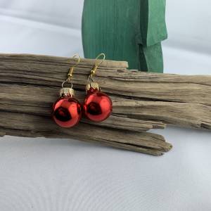 2cm, glänzende, rote Weihnachtskugel-Ohrringe "X-Mas" aus Glas * Weihnachtsohrringe * Weihnachtskugelohrringe * Bild 3