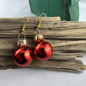 2cm, glänzende, rote Weihnachtskugel-Ohrringe "X-Mas" aus Glas * Weihnachtsohrringe * Weihnachtskugelohrringe * Bild 5