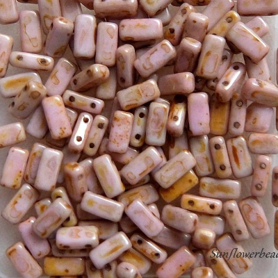 40 Glasperlen rechteckig mit zwei Fädellöchern - altrosa opak, lazura red lüster