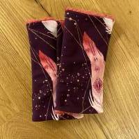 Armstulpen Stulpen Eigenproduktion Glitzerpüppi Federn in  Rosatönen, graphische Muster auf Bordeaux Futter pink Bild 1