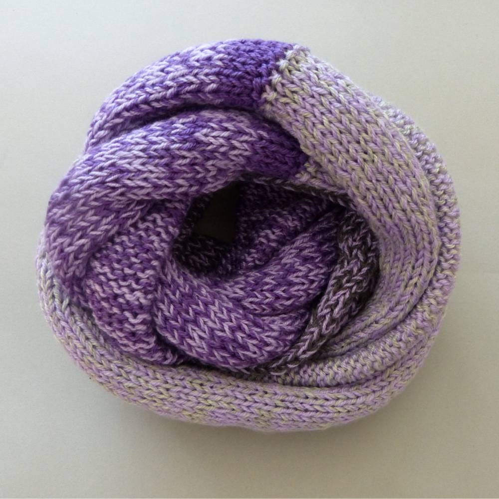 Schicker Loopschal, Mehrfach-Loop, Schlauchschal violett und lila mit grau in hell und dunkel, mit der Hand gestrickt, Bild 1