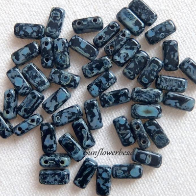 40 Glasperlen rechteckig mit zwei Fädellöchern -schwarz travertin