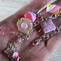 Bettelarmband mit modellierten Charms in rosa aus Fimo Polymer clay Kekse Cookies Bild 6
