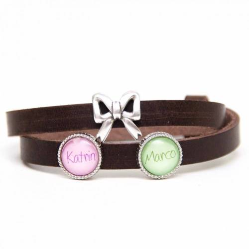 Personalisiertes Lederarmband in dunkelbraun mit 2 Namen und einer Schleife - Farbwahl - Geschenkidee Just Trisha