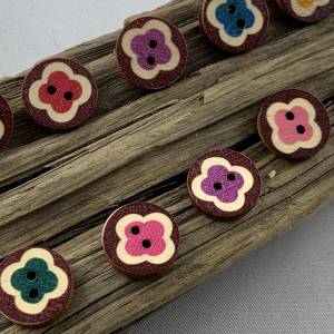 10 Holzknöpfe *natur * braune Knöpfe mit Blumen in rosa, rot, lila, gelb und blau * Holz * 15mm * Scrapbooking * Motivkn Bild 3