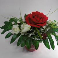Valentinstag oder Muttertag eine Tischdeko mit roter Rose - ein Blumengruß Bild 1