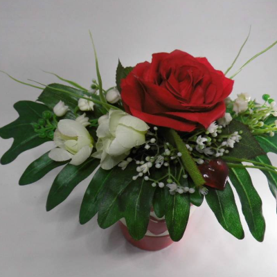 Valentinstag oder Muttertag eine Tischdeko mit roter Rose - ein Blumengruß