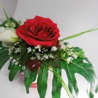 Valentinstag oder Muttertag eine Tischdeko mit roter Rose - ein Blumengruß Bild 2