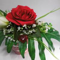Valentinstag oder Muttertag eine Tischdeko mit roter Rose - ein Blumengruß Bild 3