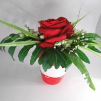 Valentinstag oder Muttertag eine Tischdeko mit roter Rose - ein Blumengruß Bild 4