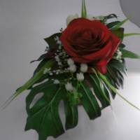Valentinstag oder Muttertag eine Tischdeko mit roter Rose - ein Blumengruß Bild 5