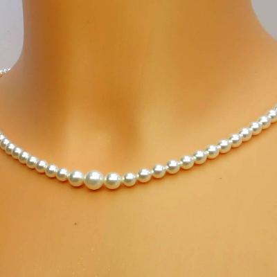 Perlenkette "Solveigh" im Vintage-Look, weiß, geknotet, verlaufend (4-7mm), mit Steckschlösschen.