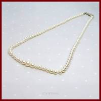 Perlenkette "Solveigh" im Vintage-Look, weiß, geknotet, verlaufend (4-7mm), mit Steckschlösschen. Bild 2