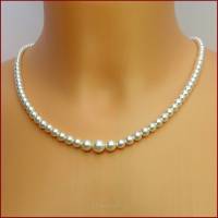 Perlenkette "Solveigh" im Vintage-Look, weiß, geknotet, verlaufend (4-7mm), mit Steckschlösschen. Bild 3