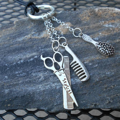 Bettelkette Friseur Stylist – Halskette mit Bürste, Kamm & Schere Anhänger aus schwarzem Kunstleder