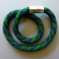 Glasperlenkette gehäkelt, blau grün, 43 cm, Häkelkette, Glasperlenkette, Magnetverschluss, Collier, Häkelschmuck Bild 1