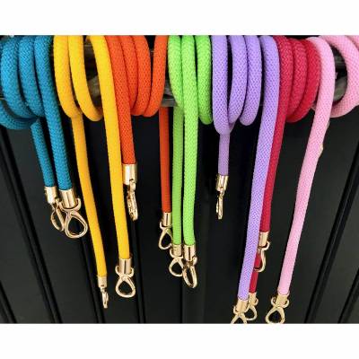 Taschenhenkel aus Segelseil mit goldfarbenen Karabinern in unterschiedlichen Farben und Längen