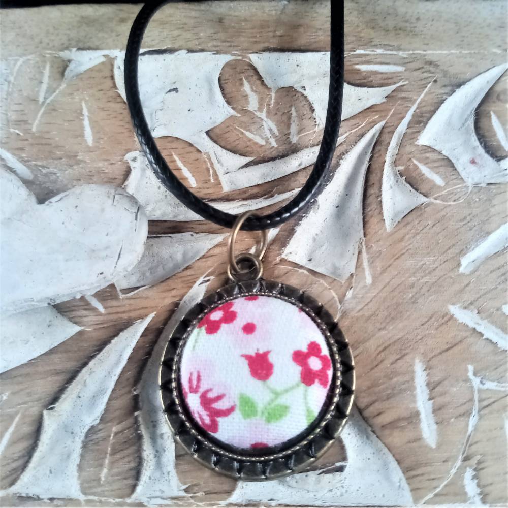Anhänger mit Stoff Cabochon rosa weiß grün Blumen mit Kette Bild 1