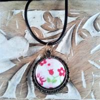 Anhänger mit Stoff Cabochon rosa weiß grün Blumen mit Kette Bild 1