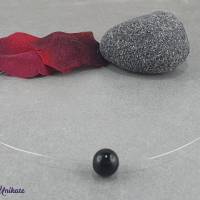 Kleine schwebende Perle in schwarz. Schöne schlichte Kette mit einer fliegenden Perle - Nylonkette für Dich angefertigt! Bild 1