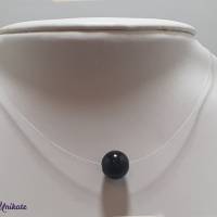 Kleine schwebende Perle in schwarz. Schöne schlichte Kette mit einer fliegenden Perle - Nylonkette für Dich angefertigt! Bild 2
