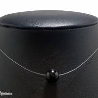 Kleine schwebende Perle in schwarz. Schöne schlichte Kette mit einer fliegenden Perle - Nylonkette für Dich angefertigt! Bild 3