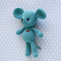 Häkeltier Kuscheltier gehäkelte Maus Leo klein blau aus Bio-Baumwolle 14 cm Handarbeit Bild 2