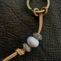 Schlüsselanhänger, Leder  mit einer rosa Glasperle und Schmucksteinen Bild 1