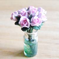 Miniaturen Puppenhaus Glasvase mit rosa Rosen Bild 1