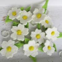 10 weiße Filzblüten zum Basteln und Dekorieren Bild 1