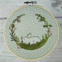 Stickdatei Kaninchen im Mooskranz Bild 1
