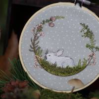 Stickdatei Kaninchen im Mooskranz Bild 2