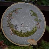 Stickdatei Kaninchen im Mooskranz Bild 5