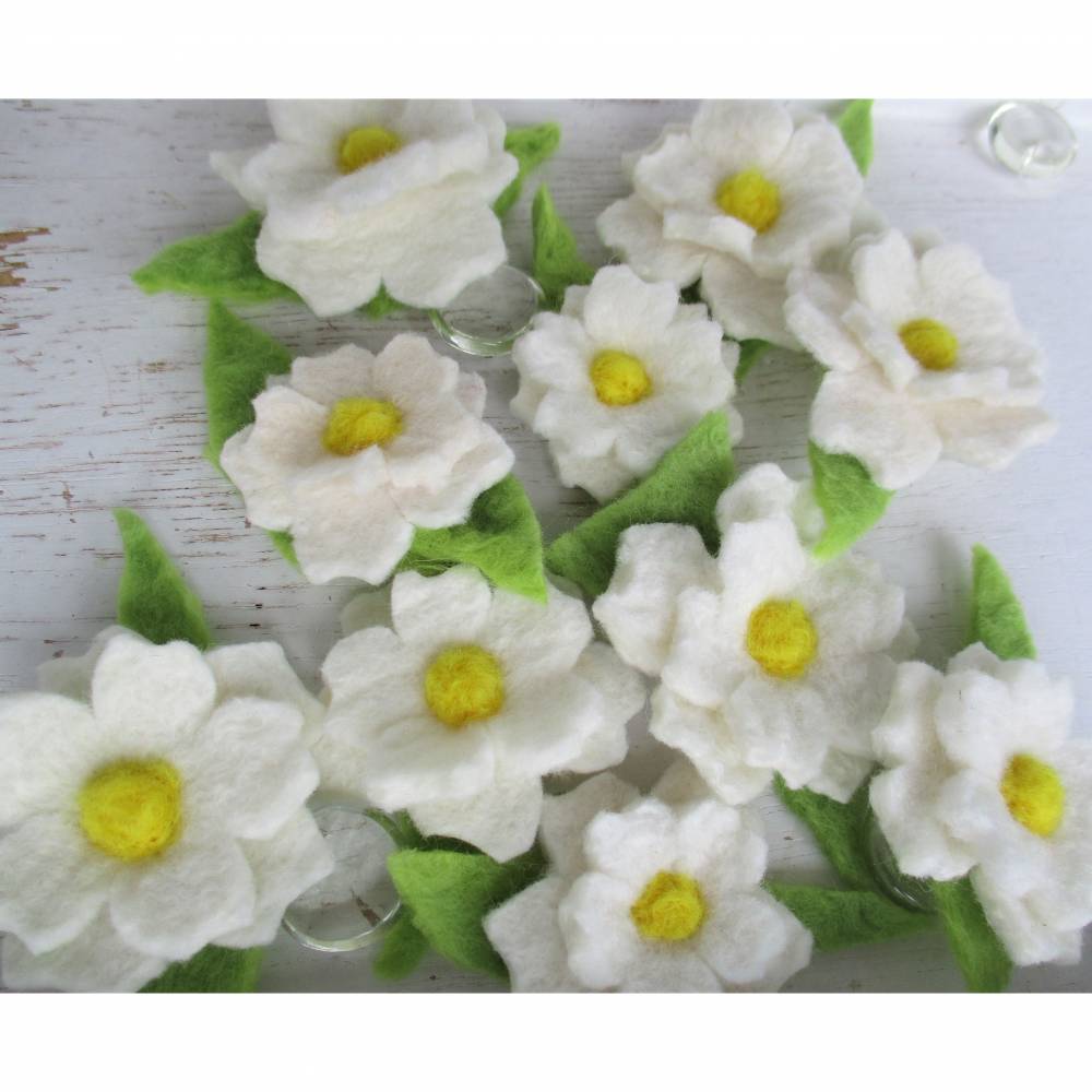 10 weiße doppellagige Filzblumen zum Basteln und Dekorieren Bild 1