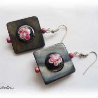 1 Paar Ohrhänger mit Perlmuttscheibe - Ohrringe,Geschenk,Glasperle,modern,schwarzblau,rosa Bild 2