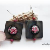 1 Paar Ohrhänger mit Perlmuttscheibe - Ohrringe,Geschenk,Glasperle,modern,schwarzblau,rosa Bild 4