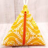 Dreieckige Tasche in Pyramidenform für Menstruationstasse - Tampons - Schlüssel - Schnuller und vieles mehr - orange Bild 2