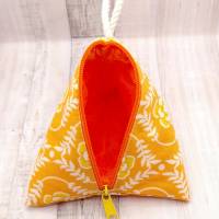 Dreieckige Tasche in Pyramidenform für Menstruationstasse - Tampons - Schlüssel - Schnuller und vieles mehr - orange Bild 3