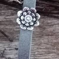 Schlüsselanhänger mit silberner Blüte Bild 1
