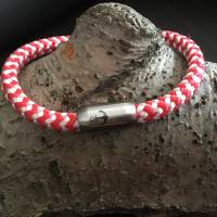 Rot-weißes maritimes Segelseilarmband mit Edelstahlverschluß mit Gravur „Anker“ Bild 2