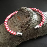 Rot-weißes maritimes Segelseilarmband mit Edelstahlverschluß mit Gravur „Anker“ Bild 4