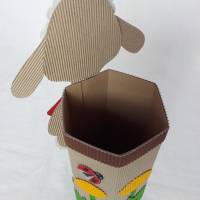 Schäfchen mit Geschenkbox als Osternest oder Frühlingsdeko, Osterlämmchen Tischdeko aus Wellpappe, originelles Osternest Bild 5